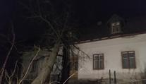 Hasiči kvůli orkánu posílili směny, v Pekle spadl strom přímo na dům