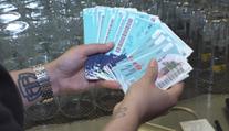 Vláda chce ušetřit na benefitech. Opozice i odbory jsou proti
