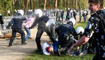 Aprílový žert se zvrtnul. Tisíce lidí v Belgii policie rozháněla vodními děly