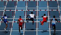 Nečekané trable atleta, při běhu mu vypadávalo přirození. Skončil poslední