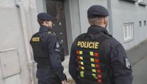 Mladá dívka spolykala prášky a chtěla skočit pod tramvaj. Pomáhala jí policie