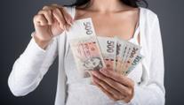 Žena na ulici našla opuštěnou obálku. Uvnitř bylo téměř 100 tisíc korun