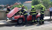 Ten pohled trhá srdce! V Praze začal hořet historický Jaguár