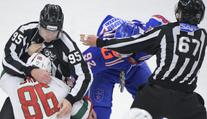 Neuvěřitelná rvačka v KHL: Hokejisté se poslali k zemi už první ranou