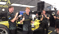 Staněk dostal trofej za vítězství. Mohla by být větší a hezčí, směje se