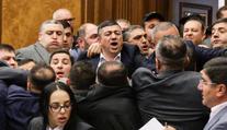 VIDEO: Bitka přímo v parlamentu. Poslanci se do sebe pustili hned dvakrát