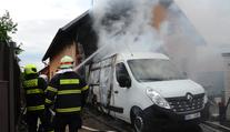 Dům u Prahy zachvátil velký požár, škoda jde do milionů. VIDEO