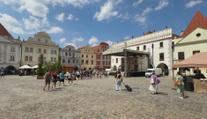 Města bojují proti dopravě. Český Krumlov a Tábor omezují vjezd do centra