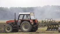 Traktor připravil Honzu o obě nohy! Místní lidé se mu snaží pomoci