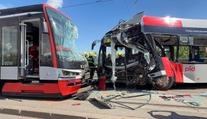 V Praze se srazil autobus s tramvají. Osmnáct zraněných, vyhlásili traumaplán