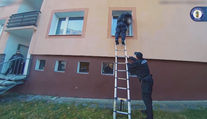 Seniorka se doma zaklínila a křičela o pomoc. Strážníky v bytě čekalo velké překvapení