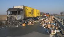 Na D46 u Prostějova hořel kamion. Řidič se zachránil, škody jsou velké