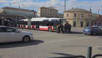 V Brně se zastavil trolejbus a nemohl se rozjet. Cestující si ho odtlačili sami