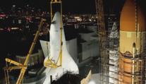 V Los Angeles vystavili vysloužilý raketoplán. Vůbec poprvé ve vzpřímené poloze