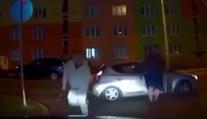 Muž vyběhl na ženu s obuškem v ruce, ta ho pohotově srazila autem