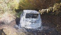 Ukradli auto a zapálili ho. Policie po měsících dopadla podezřelé muže