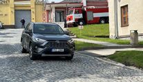 Nečekané manévry při propouštění žhářů z Vítkova. Kryl je hasičský vůz i policie