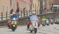 Prahou projely stovky skútrů Vespa. Na spanilou jízdu dorazili majitelé z pěti zemí