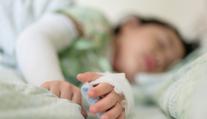 Opilá babička nechala tříleté děvčátko bez dozoru. To nyní bojuje o život