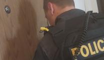 Přišel seniorce jen opravit dveře, nakonec jí zachránil život