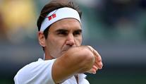 Roger Federer dostal kanára a vypadl. Djokovič jde bez problémů dál