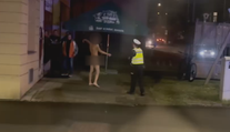 Řidiče v Opavě šokoval nahý muž na silnici. Oblečení mu sbírali policisté