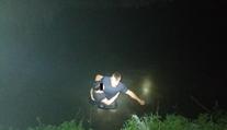 Žena uvízla v řece, držela se jen větve! Policista jí zachránil život