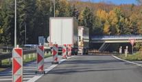 Policie si posvítila na špatně parkující kamiony na D1. Rozdala desítky pokut