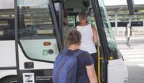 Hromadnou dopravou cestuje čím dál víc lidí. V autobuse si odpočinu, říká Tomáš
