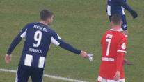 Komický moment v německém poháru. Hráč ukradl soupeři důležitý vzkaz od trenéra