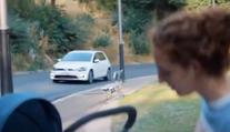 VW musí stáhnout reklamu. Ukazuje ženy v kuchyni a muže ve vesmíru