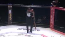 MMA zápasník nesportovně škrtil soupeře, pak se vrhl na sudího!