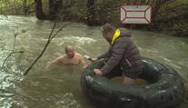 Do ledové vody Covid-19 navzdory. Muž zachraňuje kostel otužováním