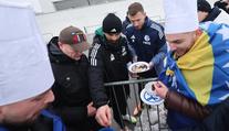 Džeko podlehl grilu u hřiště. Fanoušci jej zaskočili bosenským národním pokrmem