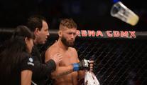 Zápas UFC nepoznal vítěze! Diváci naházeli do klece plastové lahve
