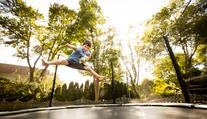 Český lékař varuje před úrazy dětí na trampolíně. Vydal doporučení pro rodiče