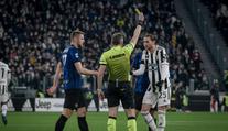 Je těžké hrát proti dvanácti. Hvězda Juventusu se opřela do rozhodčího