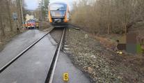 Invalida na tříkolce uvízl v kolejišti a mířil na něj vlak. Je zraněný