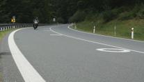 Na silnicích se objevilo nové dopravní značení. Má pomoci motorkářům