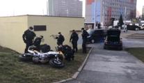 Motorkář ujížděl před policií. Po vybourání se pokusil utéct po svých