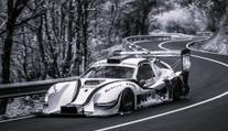 Tragédie při motorsportu. Jezdec zemřel po tvrdém nárazu, vůz začal hořet
