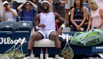 Extrémní vedra na US Open. Tenisté na kurtu omdlévají, jeden se i pozvracel
