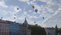 Nebe nad Hradcem halí horkovzdušné balony. Najednou se jich vznáší i desítky