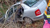 Tragická nehoda u Chocně. Auto i s řidičem skončilo v potoce, senior zemřel