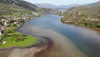 Populární jezero se zbarvilo do děsivého odstínu. Hrozí úhyn ryb a zákaz koupání