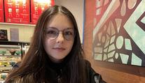 Dospívající Anděla má jen základku. Díky svému IQ však chodí na vysokou