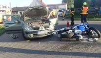Motorkář se srazil s autem. Pět zraněných, včetně dvou dětí (5 a 8)