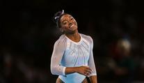 Nepřekonatelná výzva? Gymnastka Bilesová si ve stojce svlékla tepláky