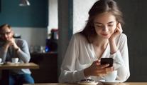 "Atraktivní" žena a její manžel vytáhli z láskychtivých mužů na seznamkách miliony