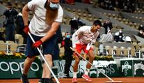 Krásné gesto Djokoviče! Ukázal respekt k soupeři, pak pomohl s úklidem